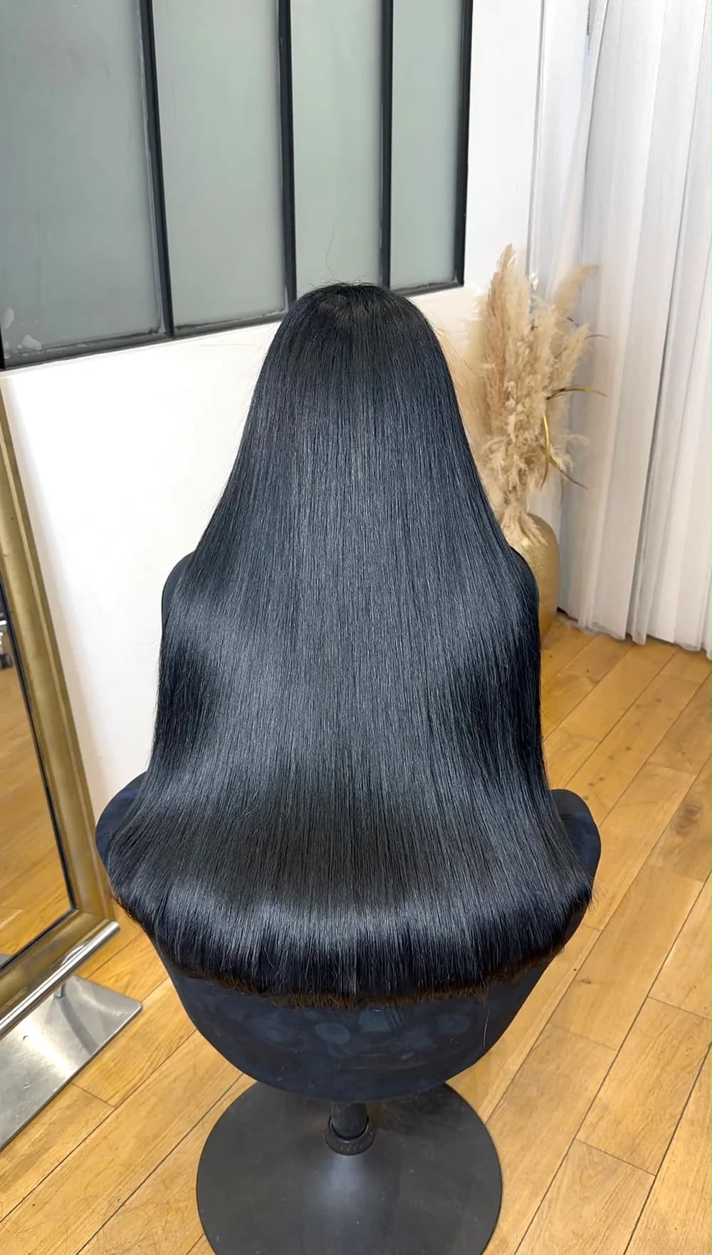 La même cliente après la pose Genius Weft : chevelure longue et dense