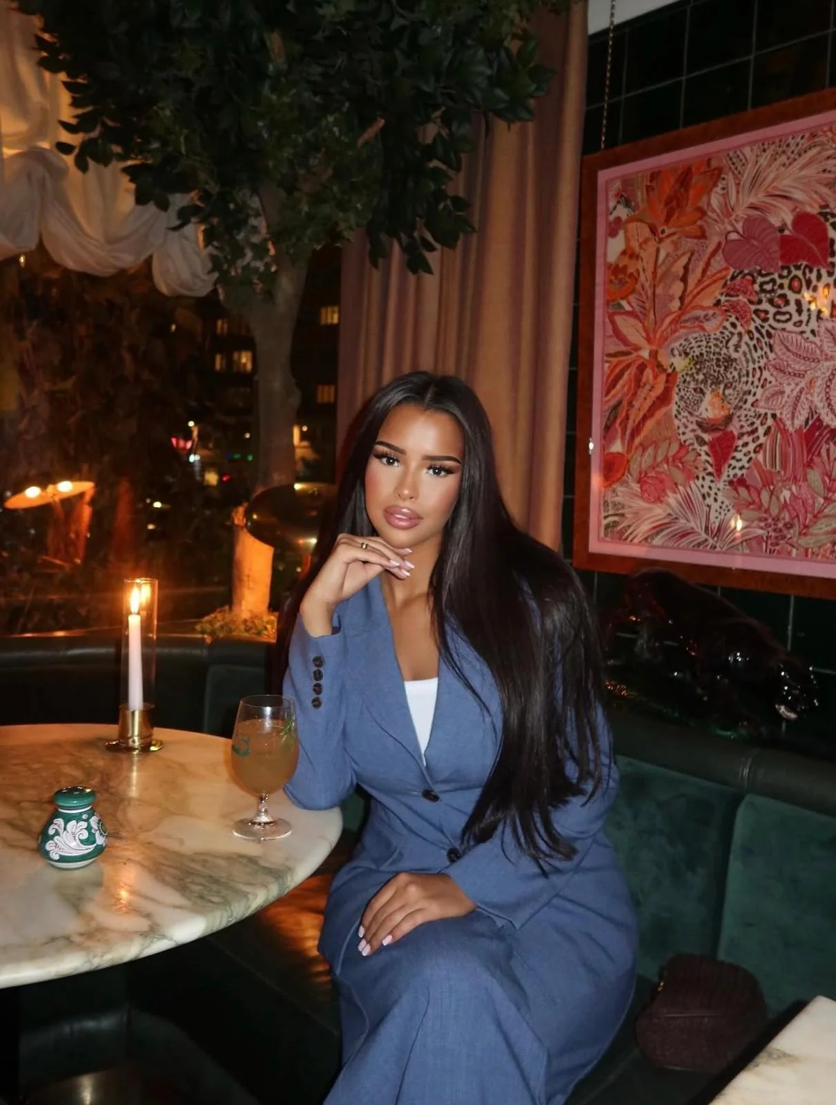 Cliente GLOW aux longues extensions brunes, attablée dans un restaurant