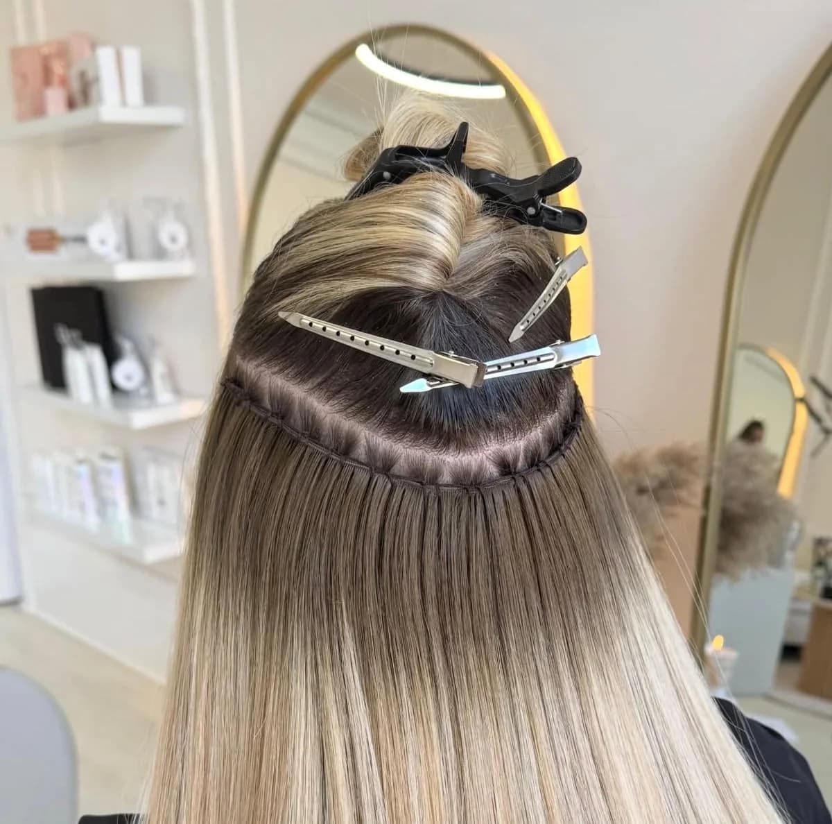 Pose Genius Weft en gros plan : bande cousue posée contre le cuir chevelu